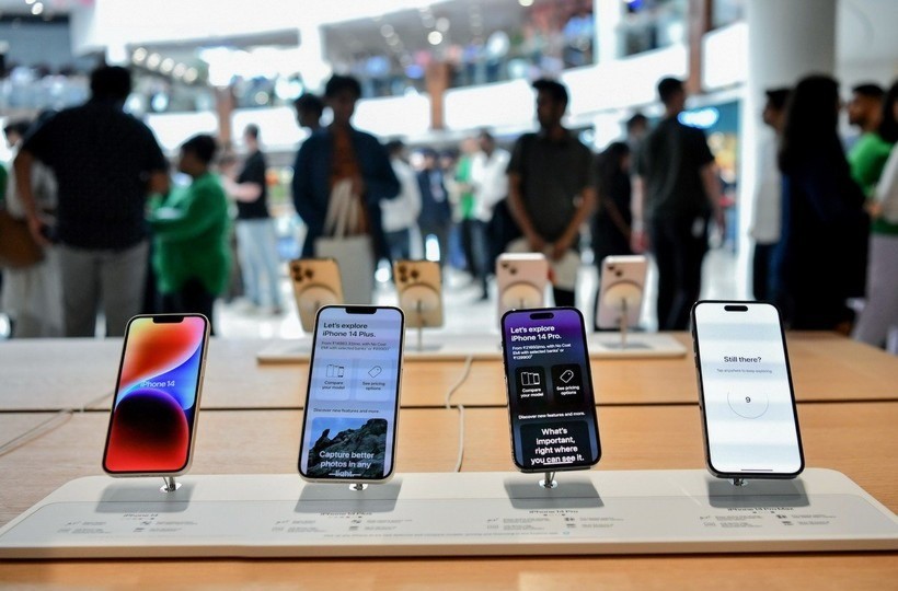 Điện thoại iPhone tại một đại lý bán lẻ của Apple ở New Delhi, Ấn Độ. iphone-4611.jpg
