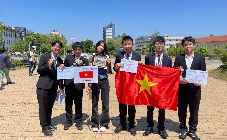 Đội Việt Nam đạt thành tích xuất sắc tại Olympic Vật lý châu Âu 2025. hs-viet-nam.jpg