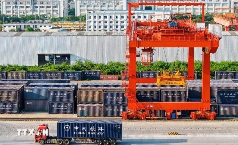 Hàng hóa được tập kết tại Cảng đường sắt quốc tế Nam Ninh Quảng Tây trước khi chuyển tiếp đến Việt Nam qua tàu liên vận Việt-Trung. 13-7-tau-lien-van-vn-tq-57.jpg