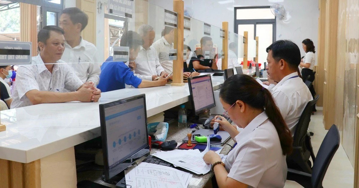 Người dân đến giải quyết thủ tục hành chính tại Trung tâm Phục vụ Hành chính công phường Đồng Xoài, tỉnh Đồng Nai. phan-cap.jpg