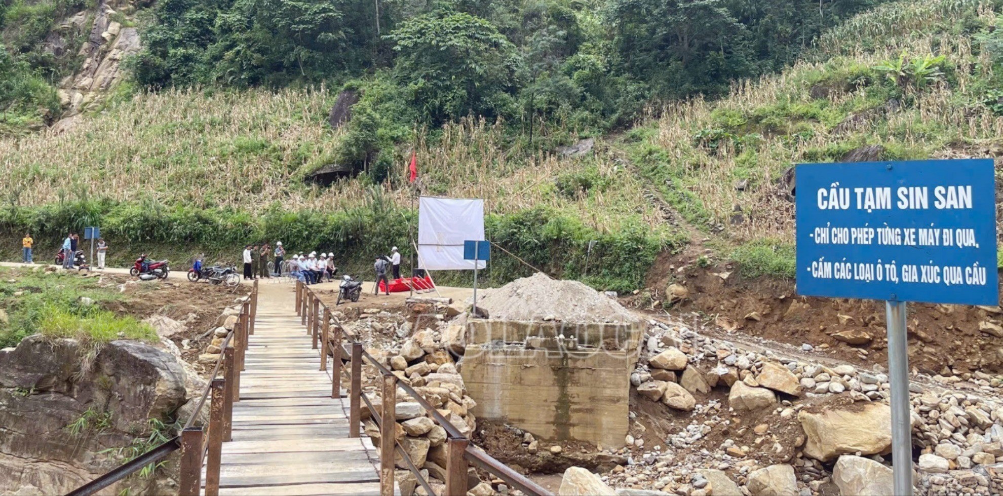 Cầu tạm Sim San. z6882589966128-38727a518d428d3646900efc0d7e9602-2729-4503.jpg