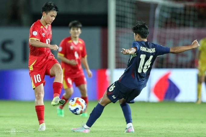 Tiền vệ Hải Linh (10) thi đấu nổi bật trong trận thắng Thái Lan 1-0 ở vòng bảng ngày 12/8, trên sân Lạch Tray, Hải Phòng.