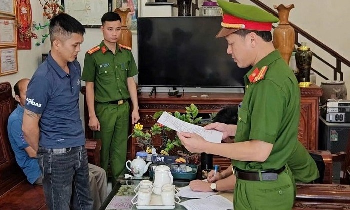 Cơ quan điều tra đọc lệnh bắt bị can Lâm Văn Chung. mua-lon-2.jpg