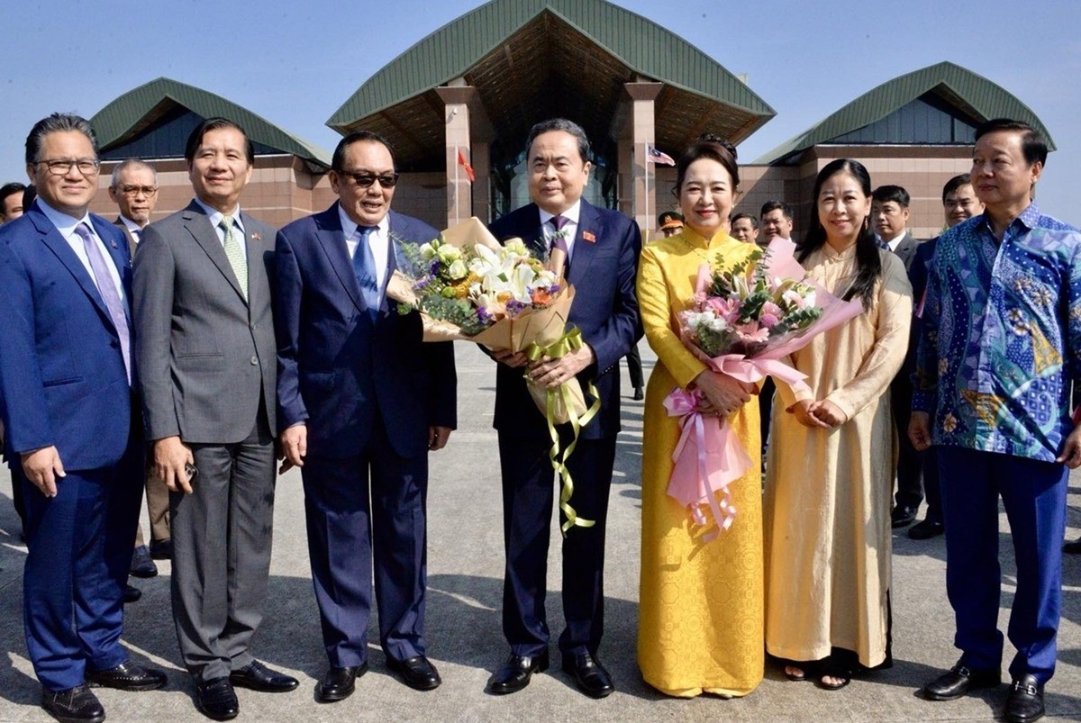 Chủ tịch Thượng viện Malaysia Dato’ Awang Bemee Awang Ali Basah ra sân bay tiễn Chủ tịch Quốc hội Trần Thanh Mẫn cùng Phu nhân và Đoàn đại biểu cấp cao Việt Nam. chu-tich-2.jpg