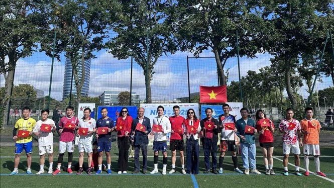 Đại sứ Đinh Toàn Thắng cùng lãnh đạo các cơ quan đại diện Việt Nam tại Pháp chụp ảnh kỉ niệm với các đội tuyển và cổ vũ cho giải đấu. bong-da1-010925-3068-5689.jpg
