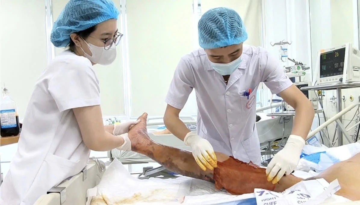 Các bác sĩ đặc biệt quan tâm ca bệnh nặng này.