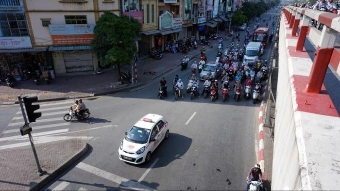 Nhiều người dừng chờ đèn không đúng vị trí quy định mà chọn chỗ râm mát gây ùn ứ cục bộ. dung-den-do-4751.jpg