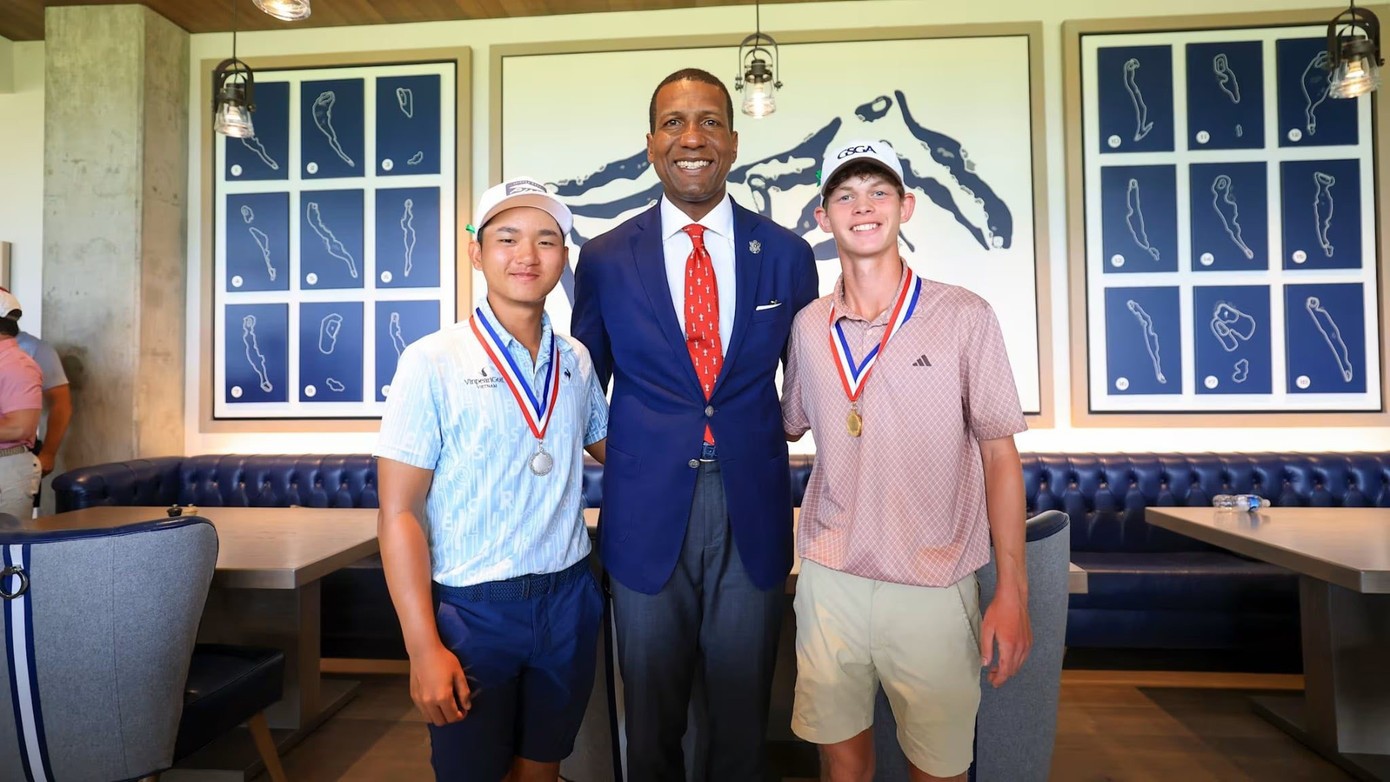 Nguyễn Anh Minh, Hamilton Coleman và Chủ tịch USGA Fred Perpall. Nguyễn Anh Minh, Hamilton Coleman và Chủ tịch USGA Fred Perpall.