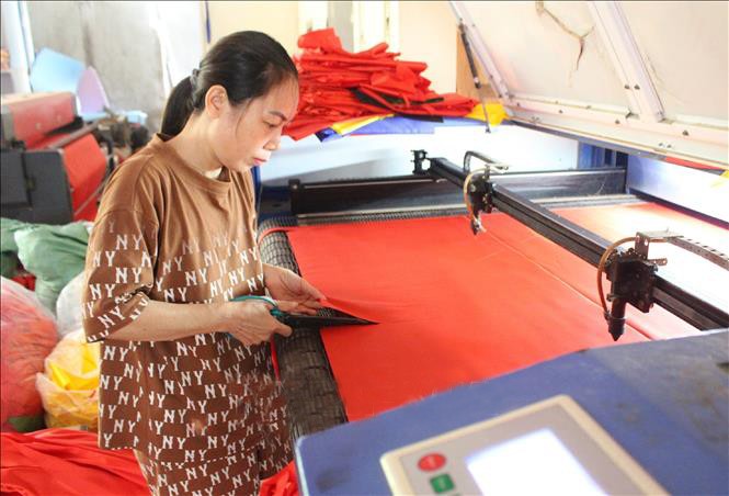Máy cắt vải chạy hết công suất làm việc để kịp cung ứng cờ Tổ quốc cho thị trường cả nước. co-4.jpg