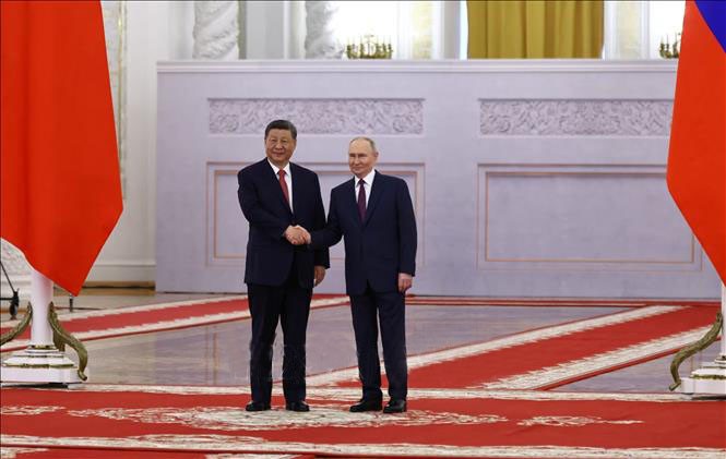 Tổng thống Nga Vladimir Putin (phải) và Chủ tịch Trung Quốc Tập Cận Bình trước hội đàm tại Moskva, ngày 8/5/2025. putin.jpg