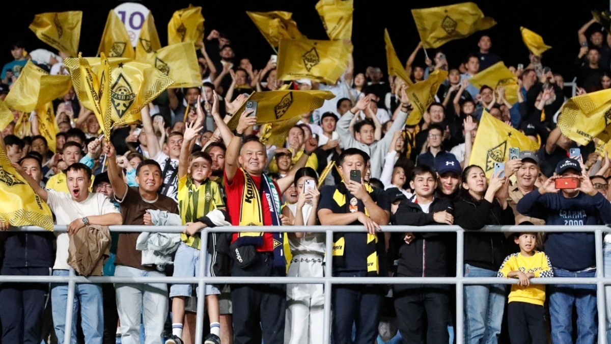 Niềm vui của các CĐV khi Kairat Almaty giành vé dự cúp C1 châu Âu mùa này. kaz-3505.jpg