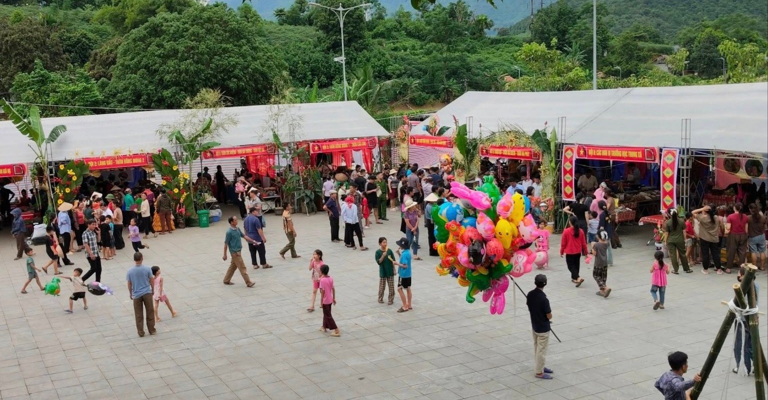 Khu trưng bày, giới thiệu và bán sản phẩm nông – lâm sản địa phương thu hút đông đảo du khách tham quan, mua sắm. lh-9.jpg