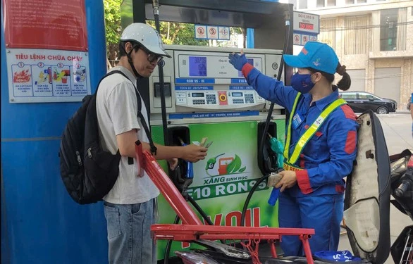 Người dân đổ xăng E10 tại Hà Nội.