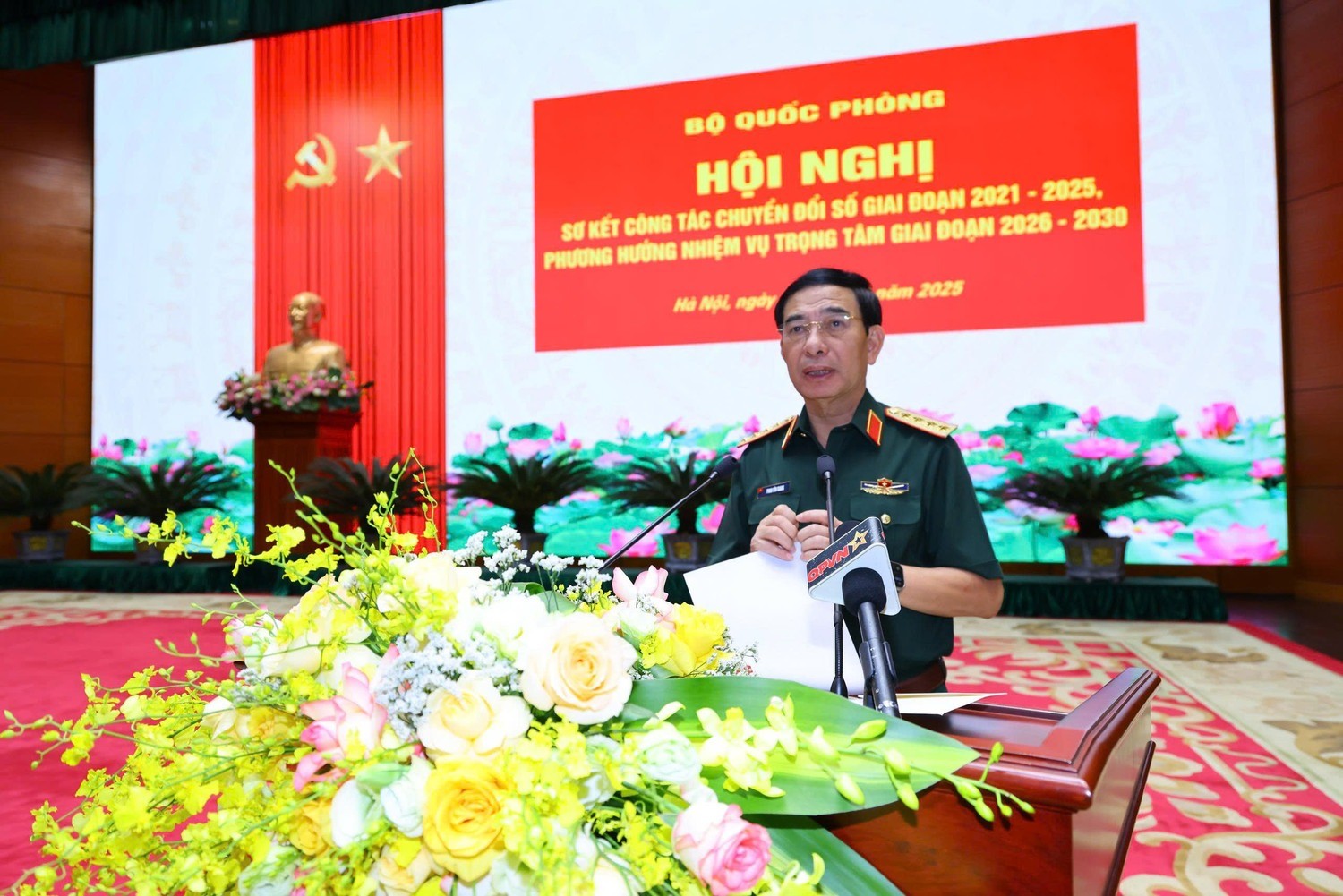 Đại tướng Phan Văn Giang, Ủy viên Bộ Chính trị, Phó Bí thư Quân ủy Trung ương, Bộ trưởng Quốc phòng phát biểu tại hội nghị. qp-2.jpg