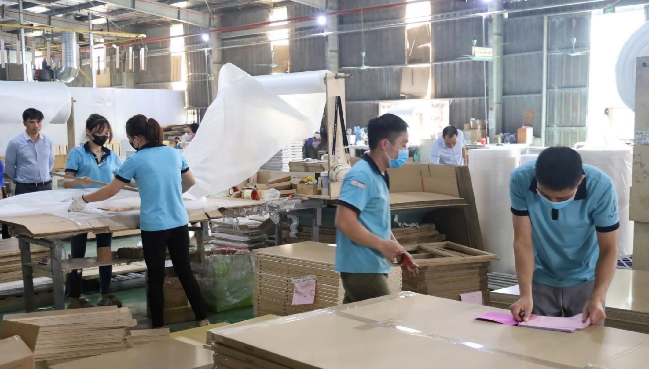 Công nhân Công ty TNHH Ngành Gỗ Thiên An Việt Nam (khu công nghiệp phía Nam, Lào Cai) trong ca sản xuất. nha-may-1-9106.jpg