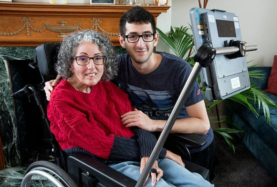 Bà Sarah Ezekiel và con trai Eric.