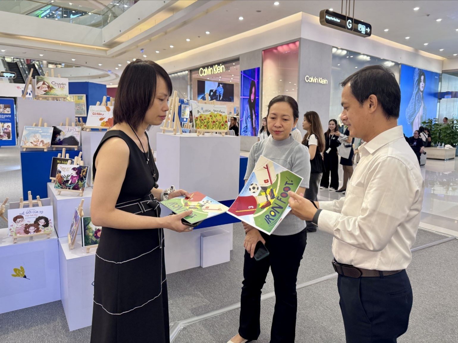 Bà Tạ Thị Thanh Thủy, Phó Giám đốc Quỹ Hỗ trợ cộng đồng Đinh Thiện Lý chia sẻ thông tin về triển lãm lần này và các dự án sắp tới. 11-7-tre-em-khuyet-tat-6-7416.jpg
