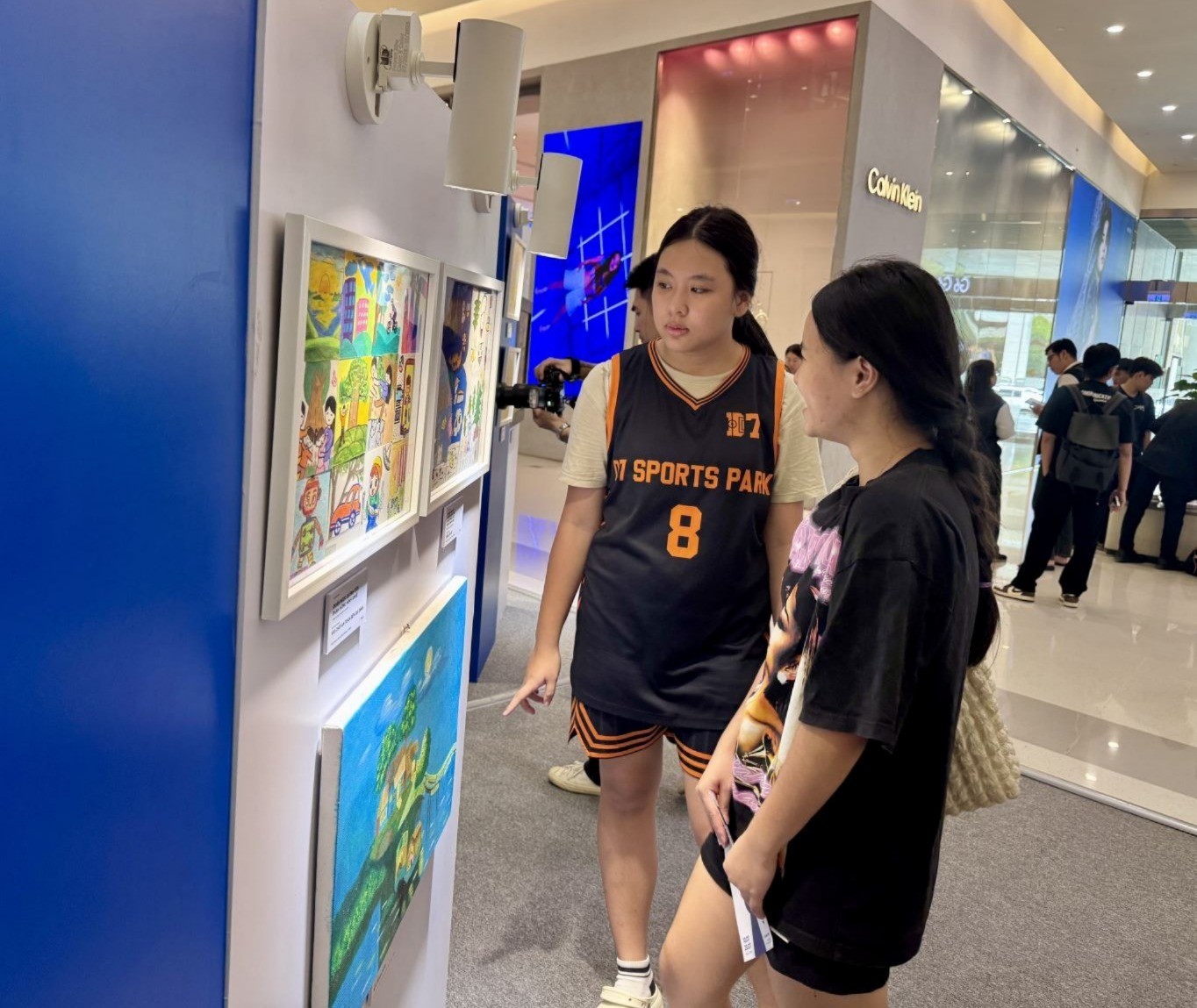 Lê Khanh, học sinh trường THCS Nam Sài Gòn, chia sẻ triển lãm này cho em quá nhiều cảm xúc và suy nghĩ. 11-7-tre-em-khuyet-tat-8-2264.jpg