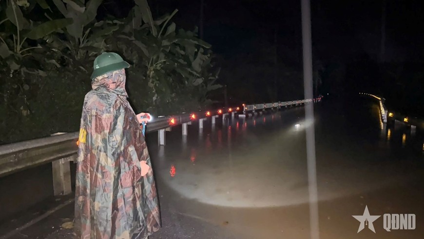 Đồn Biên phòng Tam Quang cử cán bộ chốt chặn tại các vị trí nguy hiểm trên Quốc lộ 7. lu-nghe-an-6.jpg