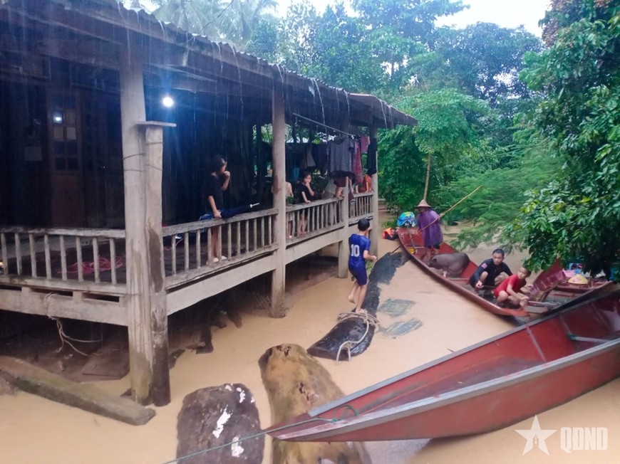 Lũ trên địa bàn xã Mỹ Lý dâng cao trong đêm. lu-nghe-an-1.jpg