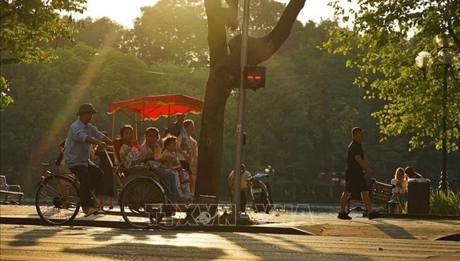 Du khách trải nghiệm du lịch quanh hồ Hoàn Kiếm bằng xích lô. 14-7-du-lich-vn-7037.jpg