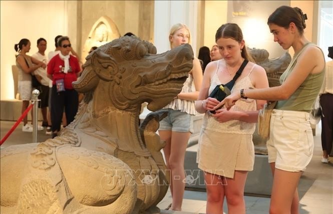 Du khách nước ngoài tìm hiểu về Tượng thủy quái Makara trong điêu khắc Champa tại Bảo tàng Điêu khắc Chăm Đà Nẵng. 14-7-du-lich-vn-2-3829.jpg