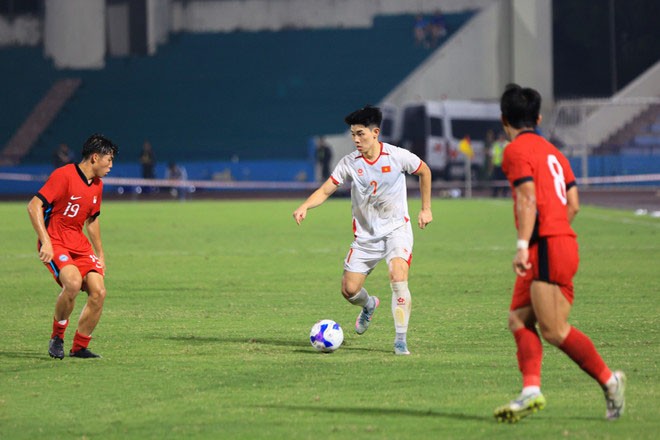 Đình Bắc (áo trắng) vẫn là "điểm nổ" trong lối chơi của U23 Việt Nam. vn-3.jpg