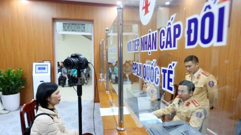 Cán bộ, chiến sỹ Đội Sát hạch, cấp giấy phép lái xe cơ giới đường bộ (Phòng Cảnh sát Giao thông, Công an thành phố Hà Nội) làm thủ tục cấp, đổi giấy phép lái xe cho công dân. bo-cong-an-771.jpg