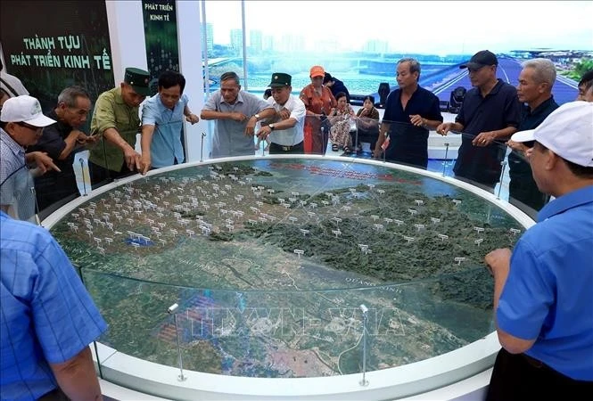 Người dân xem sa hình phân chia địa giới sau sáp nhập tại khu trưng bày của tỉnh Bắc Ninh.