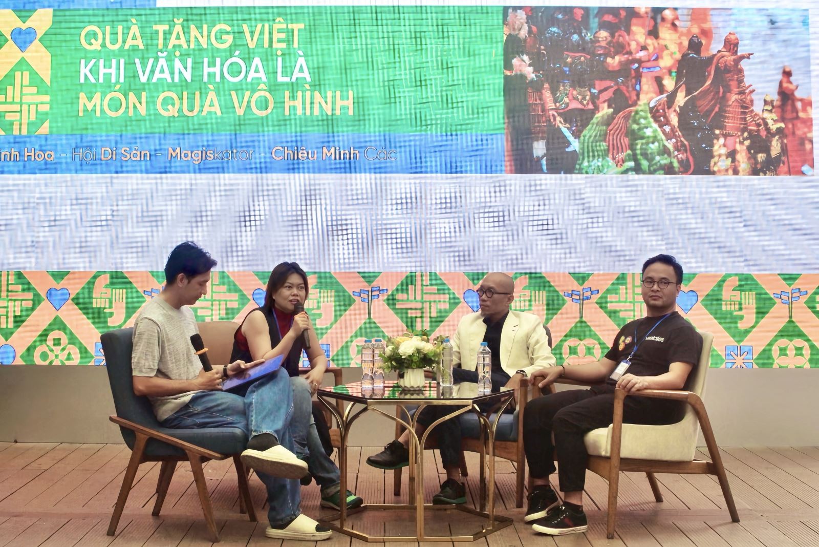 Đại biểu và khách mời cùng trao đổi về chủ đề "Quà tặng Việt - Khi văn hóa là món quà vô hình". Đại biểu và khách mời cùng trao đổi về chủ đề "Quà tặng Việt - Khi văn hóa là món quà vô hình".