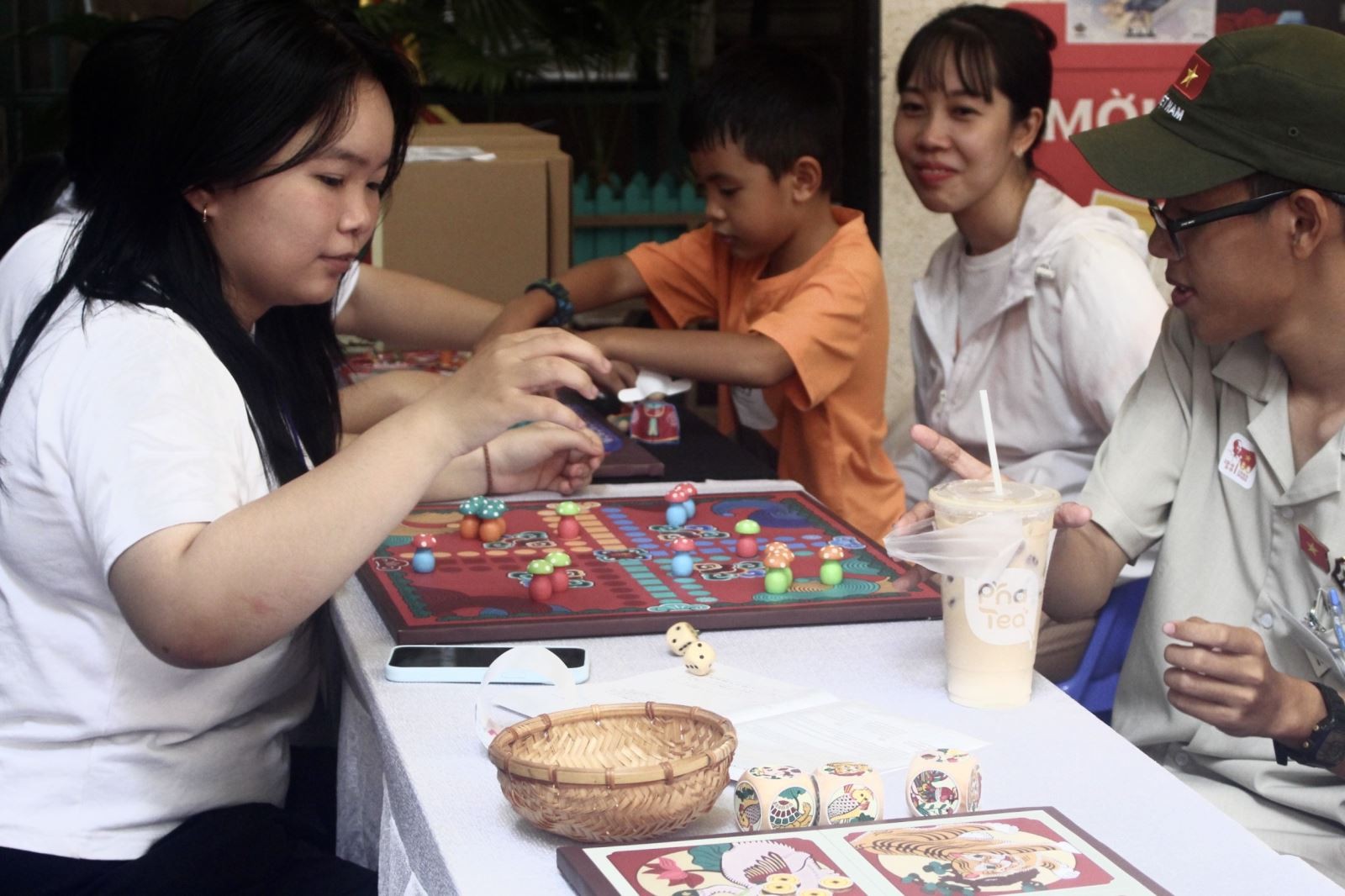 Các trò chơi dân gian như ô ăn quan, cờ cá ngựa thu hút nhiều em nhỏ tham gia. Các trò chơi dân gian như ô ăn quan, cờ cá ngựa thu hút nhiều em nhỏ tham gia.