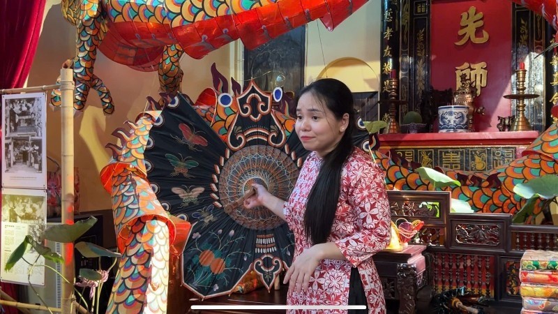 Chị Nguyễn Minh Nguyệt, thuyết minh cho khách tham quan về quá trình phục dựng lồng đèn xưa. trung-thu.jpg