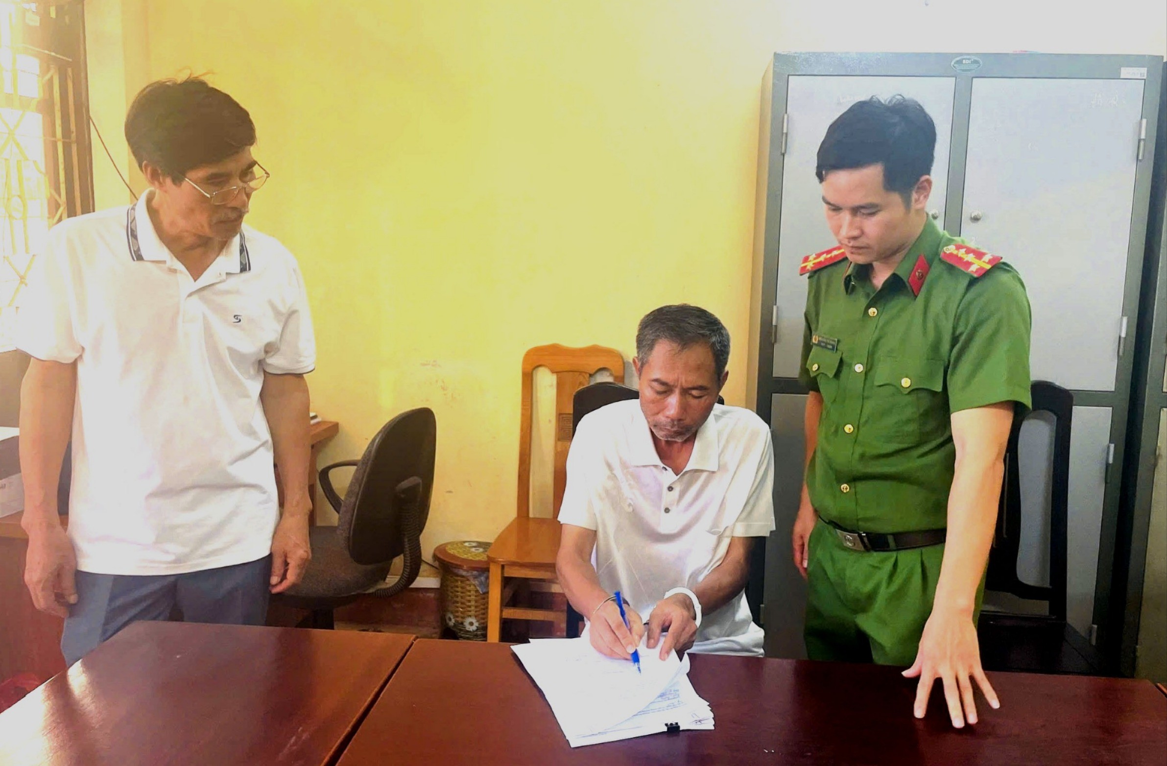 Đối tượng Lê Văn Uyển bị bắt giữ để điều tra về hành vi lừa đảo chiếm đoạt tài sản. anh-1-7147-858.jpg