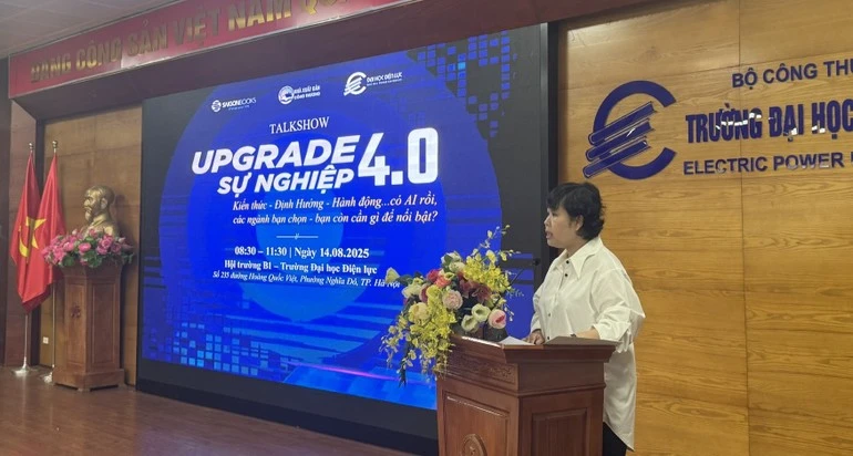 Diễn giả chia sẻ kinh nghiệm và định hướng giúp sinh viên chủ động thích nghi trong kỷ nguyên AI.