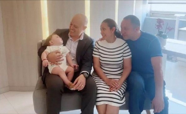 Từ trái sang: Em bé Luis, Tiến sĩ Luis Miguel Campos cùng Edna và Tony. 14-7-em-be-ai-2-6292.jpg