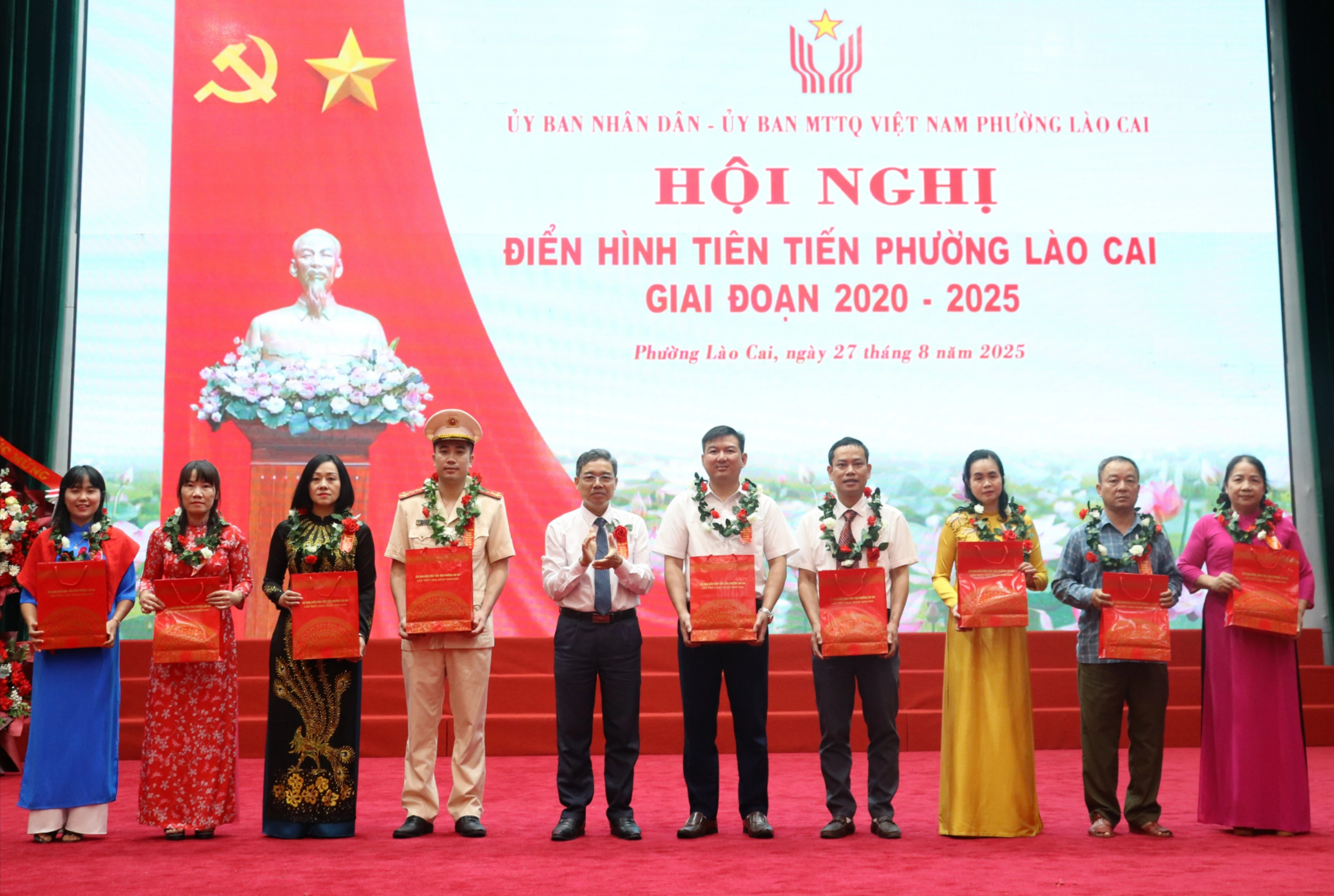 Khen thưởng các tập thể, cá nhân điển hình tiên tiến giai đoạn 2020 - 2025.