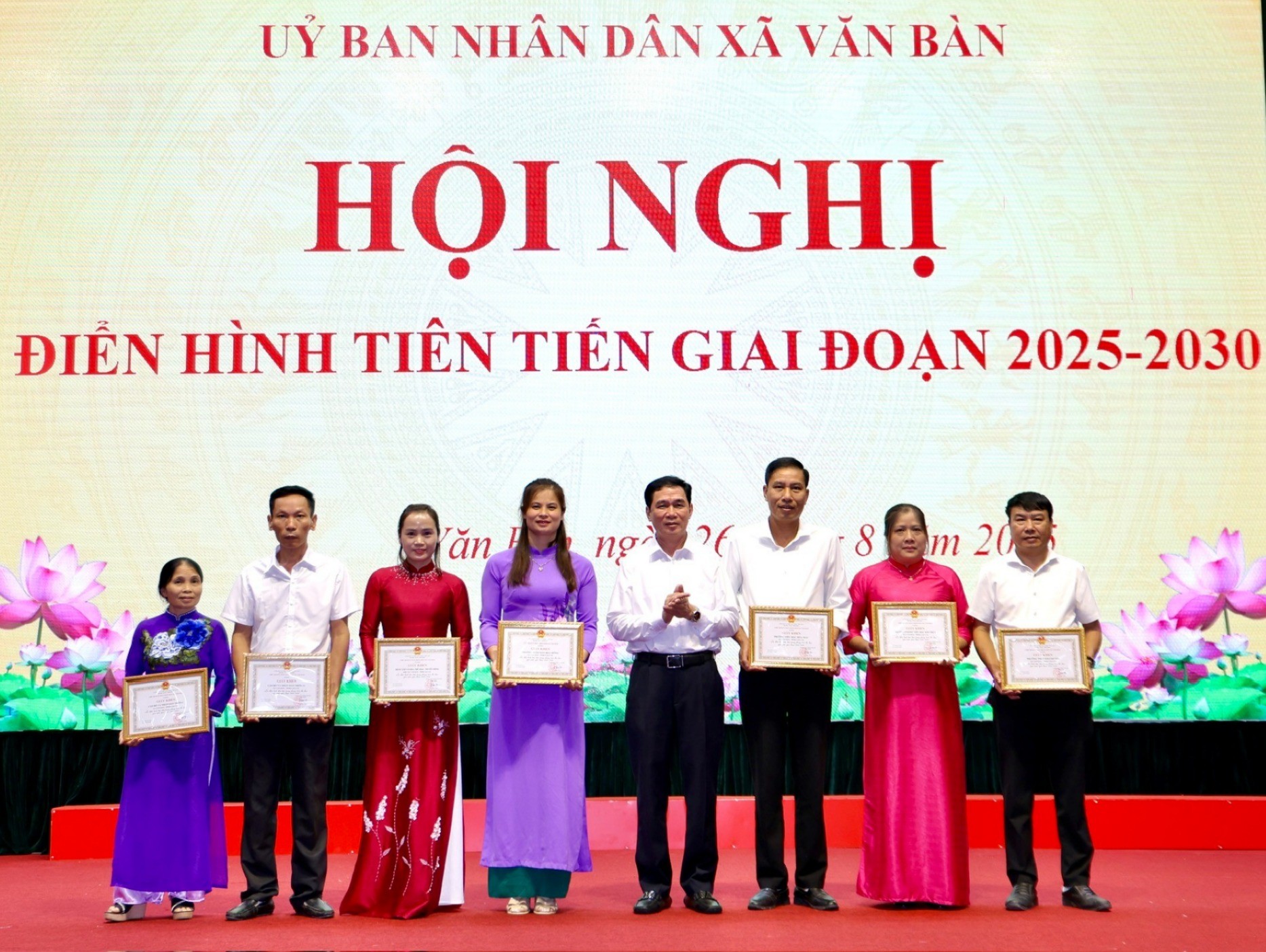 Khen thưởng các tập thể, cá nhân điển hình tiên tiến. khen-thuong-11-2751.jpg