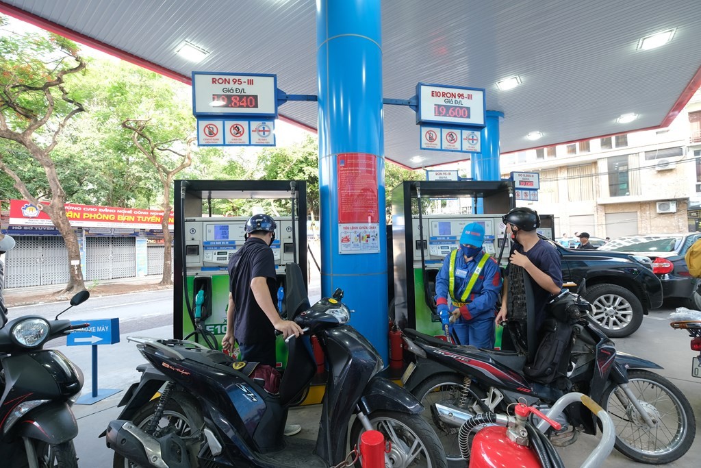 Khách hàng đổ xăng E10 tại cây xăng PVOIL Thái Thịnh, Hà Nội. Khách hàng đổ xăng E10 tại cây xăng PVOIL Thái Thịnh, Hà Nội.