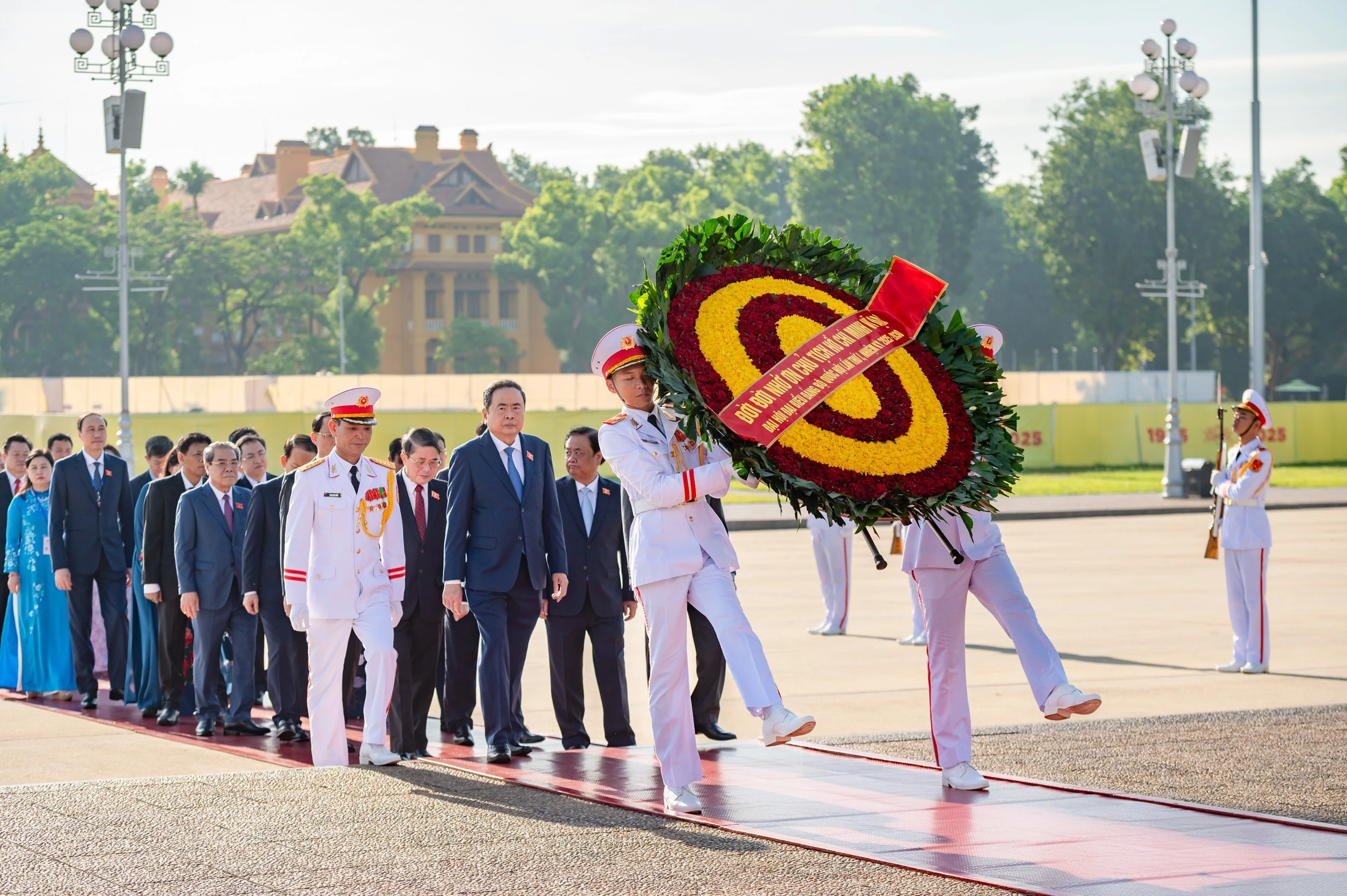 Bí thư Đảng ủy Quốc hội, Chủ tịch Quốc hội Trần Thanh Mẫn và Đoàn đại biểu dự Đại hội Đảng bộ Quốc hội vào Lăng viếng Chủ tịch Hồ Chí Minh.