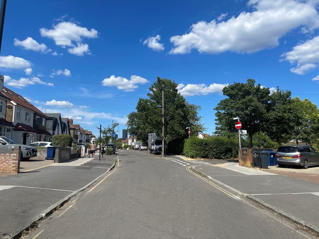 Khu dân cư ở London vắng người qua lại khi thời tiết nắng nóng. nang-nong-anh.jpg