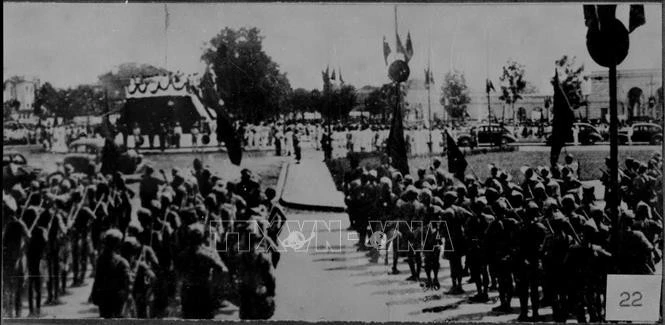Đông đảo nhân dân tập trung tại Quảng trường Ba Đình nghe Chủ tịch Hồ Chí Minh đọc Tuyên ngôn Độc lập, sáng 2/9/1945.