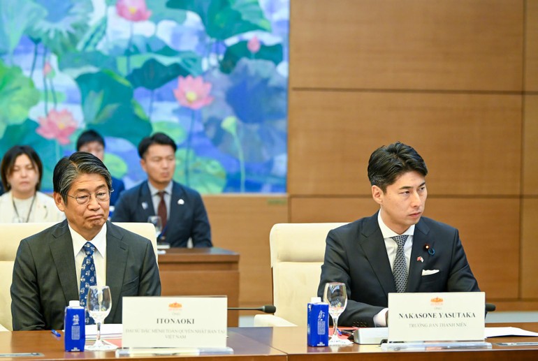 Trưởng ban Thanh niên Đảng Dân chủ Tự do Nakasone Yasutaka phát biểu tại buổi tiếp. qh-5.jpg