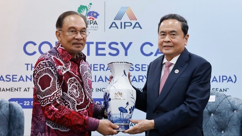 Chủ tịch Quốc hội Trần Thanh Mẫn tặng quà lưu niệm Thủ tướng Malaysia Anwar Ibrahim. llu-9084.jpg