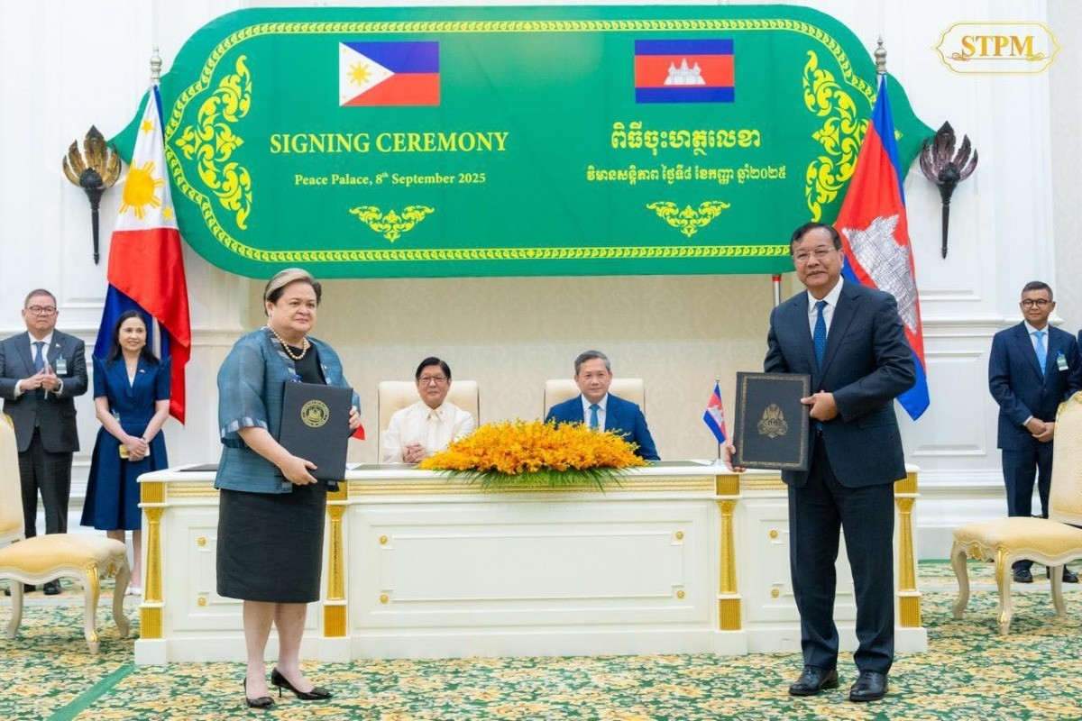 Bộ trưởng Ngoại giao Theresa Lazaro (trái) và Phó Thủ tướng kiêm Bộ trưởng Ngoại giao Campuchia Prak Sokhonn trao đổi công hàm tại Cung điện Hòa bình ở Phnom Penh, Campuchia, ngày 8/9/2025. campuchia.jpg