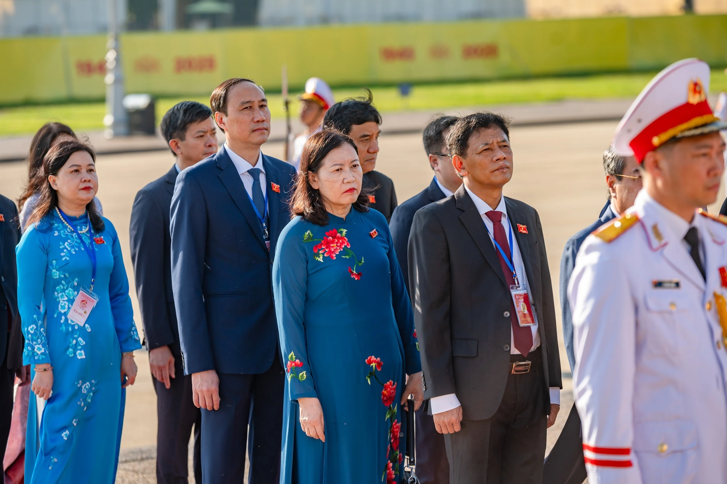 Các đại biểu dự Đại hội Đảng bộ Quốc hội vào Lăng viếng Chủ tịch Hồ Chí Minh.
