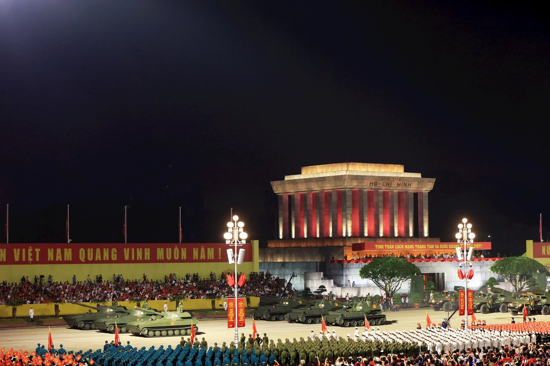 Các khối khí tài quân sự thể hiện sức mạnh của lực lượng vũ trang nhân dân Việt Nam.