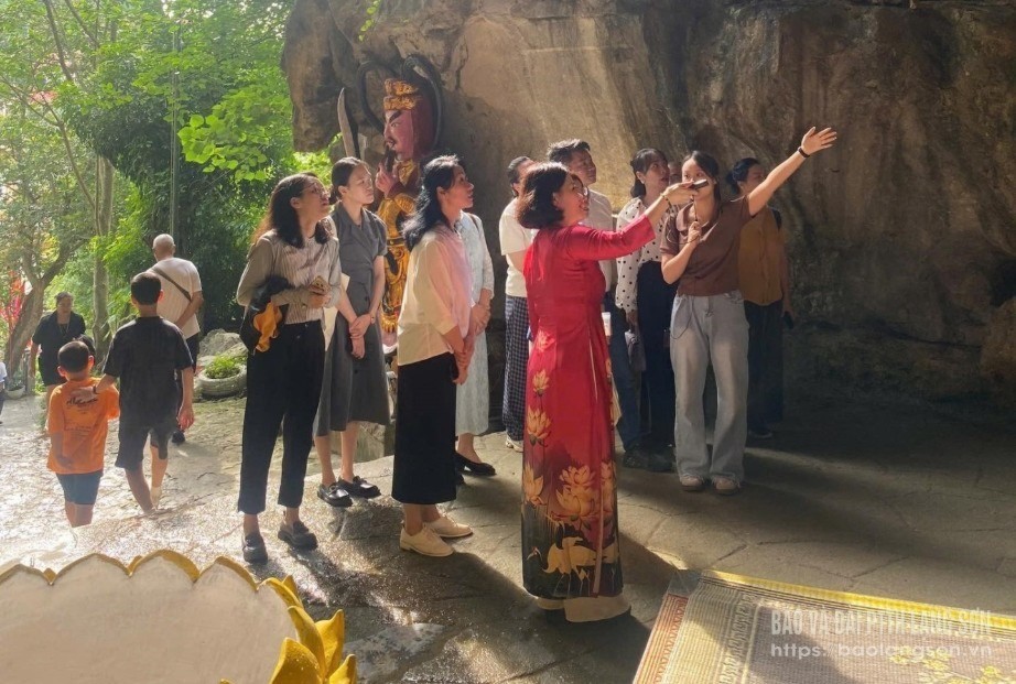 Khách du lịch Trung Quốc tham quan tại chùa Tam Thanh, phường Tam Thanh, tỉnh Lạng Sơn. lang-son-3-5440.jpg