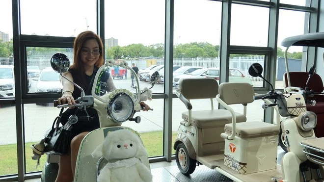 Khách hàng nữ giới “mê mẩn” những mẫu xe điện độc đáo, bắt mắt, thiết kế đặc sắc dành riêng cho phái nữ.