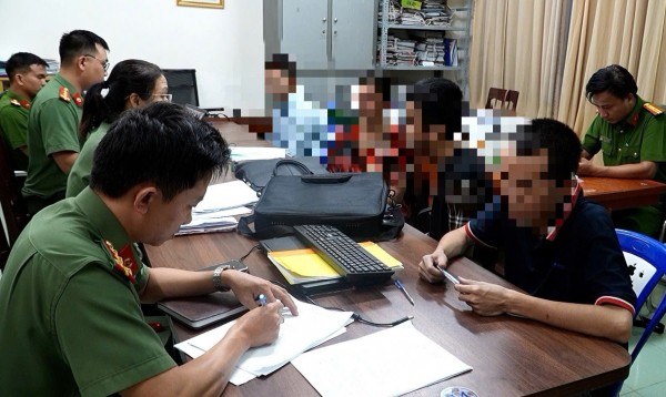 Cơ quan Công an làm việc với các đối tượng bị lừa xuất cảnh trái phép ra nước ngoài và tham gia lừa đảo trực tuyến bị nước sở tại trục xuất về Việt Nam. Cơ quan Công an làm việc với các đối tượng bị lừa xuất cảnh trái phép ra nước ngoài và tham gia lừa đảo trực tuyến bị nước sở tại trục xuất về Việt Nam.