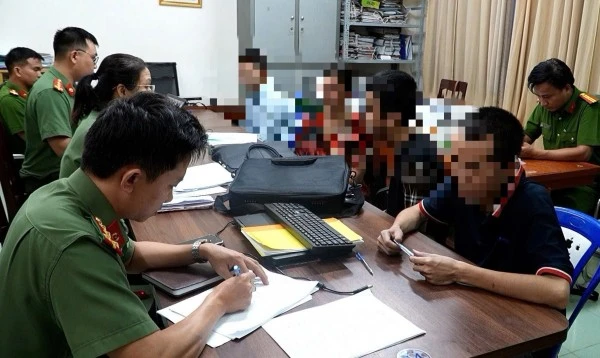 Cơ quan Công an làm việc với các đối tượng bị lừa xuất cảnh trái phép ra nước ngoài và tham gia lừa đảo trực tuyến bị nước sở tại trục xuất về Việt Nam.